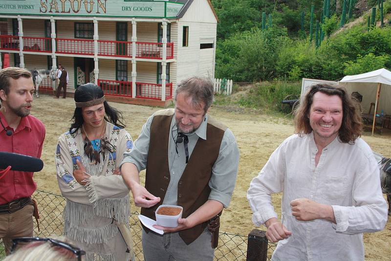Filmový nadšenec Jan Machálek z Brna (na snímku uprostřed) přivezl do Westernového městečka Boskovice půdu z míst, kde se natáčel legendární film Vinnetou I.