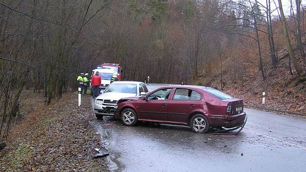 Třiaosmdesátiletý řidič jedoucí s osobním automobilem Škoda Octavia ve směru Šebrov - Blansko nepřizpůsobil rychlost jízdy stavu vozovky a po projetí levotočivé zatáčky vyjel mimo silnici, kde narazil do skalního masívu a následně v protisměru do Fabie.