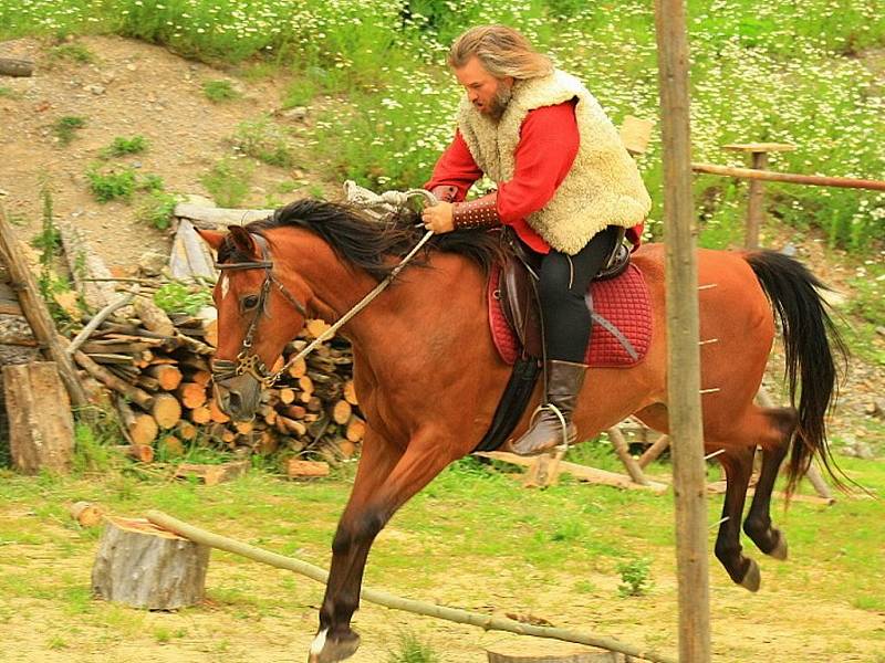 Bohatý program nabídl v sobotu 11.7.keltský skanzen Isarno v Letovicích.Kromě jezdeckého turnaje kde se v dovednostních disciplínách utkalo několik jezdců bylo na programu i divadelní představení především pro nejmenší.