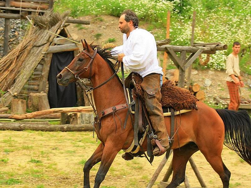 Bohatý program nabídl v sobotu 11.7.keltský skanzen Isarno v Letovicích.Kromě jezdeckého turnaje kde se v dovednostních disciplínách utkalo několik jezdců bylo na programu i divadelní představení především pro nejmenší.