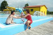 Tobogán, skluzavky, plavecký bazén i dětské brouzdaliště budou moci využívat návštěvníci nově otevřeného akvaparku ve Velkých Opatovicích. 