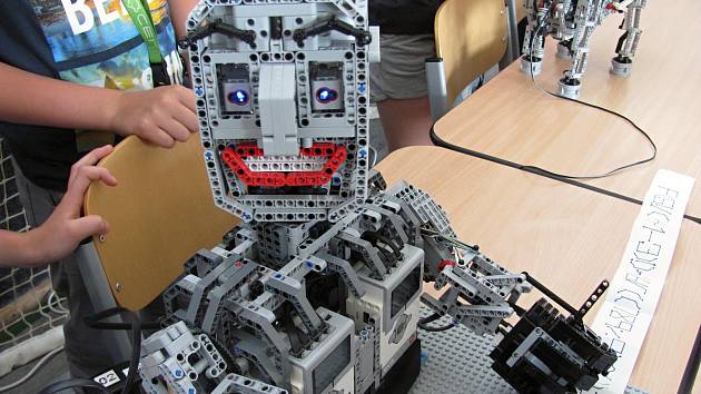 V Jedovnicích se konal čtvrtý ročník robotické soutěže Jedobot. Ve dvou disciplinách se mezi sebou utkalo devadesát robotů.