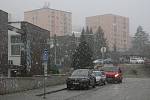 Předpověď meteorologům vyšla. V pátek dopoledne začalo na jihu Moravy sněžit. Z prvních sněhových vloček měly radost hlavně děti. Na snímcích ulice Adamova na Blanensku.