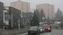 Předpověď meteorologům vyšla. V pátek dopoledne začalo na jihu Moravy sněžit. Z prvních sněhových vloček měly radost hlavně děti. Na snímcích ulice Adamova na Blanensku.