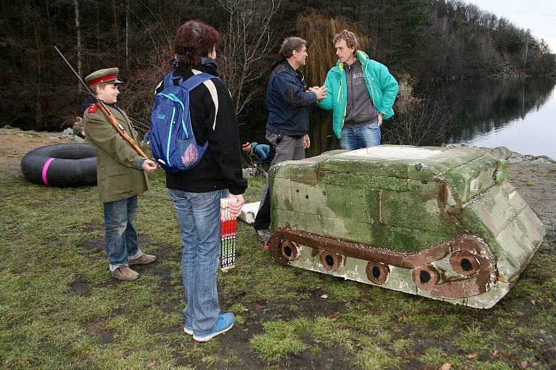 Čtvrtá vánoční plavba. V blanenském lomu plaval na Štědrý den tank, vor z lahví i otužilci.