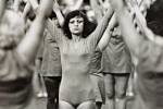 ŽENY V ADAMOVĚ. Na snímku z roku 1975 cvičí svou skladbu při spartakiádním vystoupení ženy na fotbalovém stadionu v Adamově.