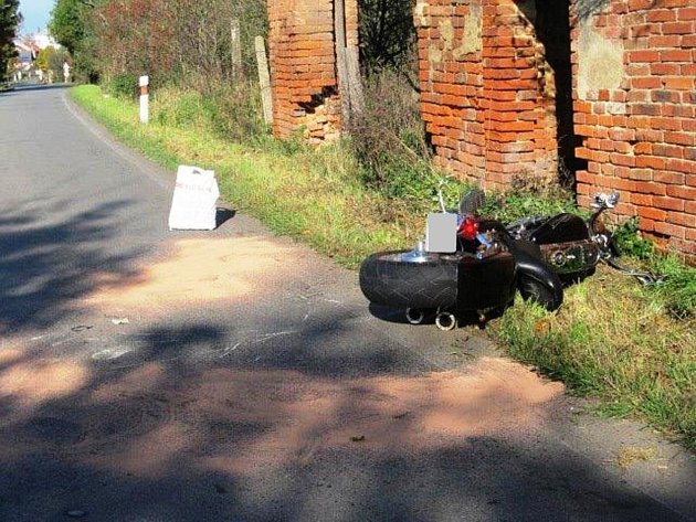 Dvě podobné nehody se staly v neděli odpoledne v rozmezí půl hodiny. Jedna u obce Vážany na Boskovicku (na snímcích) a druhá mezi Blanskem a Těchovem v lokalitě Žižlavice.