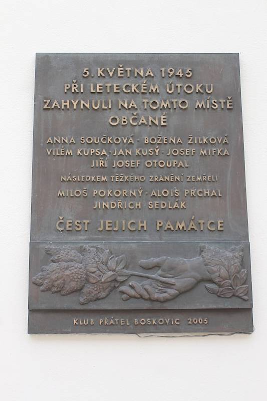 Boskovičtí v úterý uctili památku lidí, kteří v centru města zahynuli po náletu 5. května 1945. Tehdy nedaleko boskovické radnice shodili sovětští letci několik pum v domnění, že zasáhnou německé vojáky, kteří přes město na konci války ustupovali.