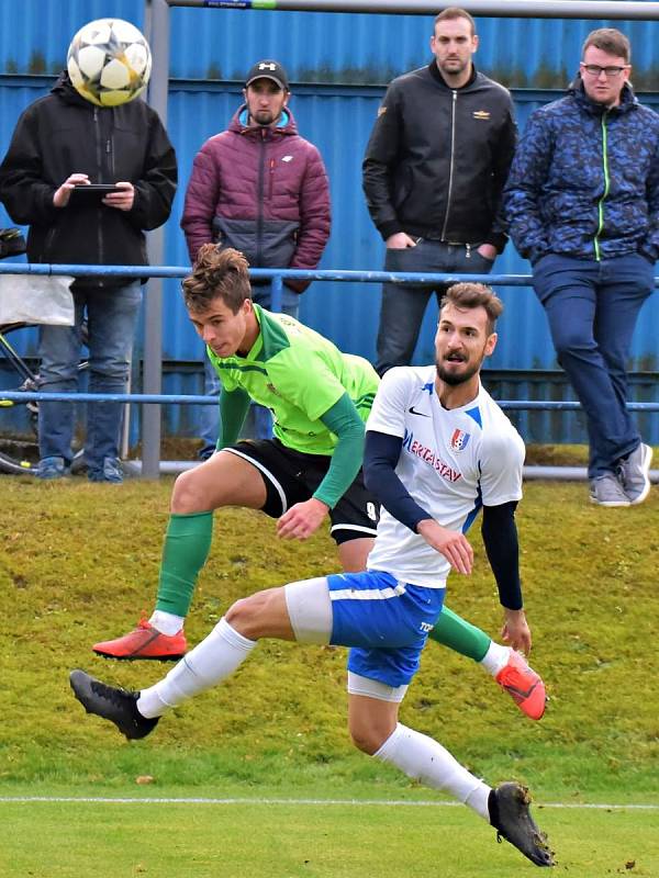 V posledním podzimním kole Moravskoslezské ligy prohráli fotbalisté Blanska (bílé dresy) v Novém Městě na Moravě s SFK Vrchovina 1:2.