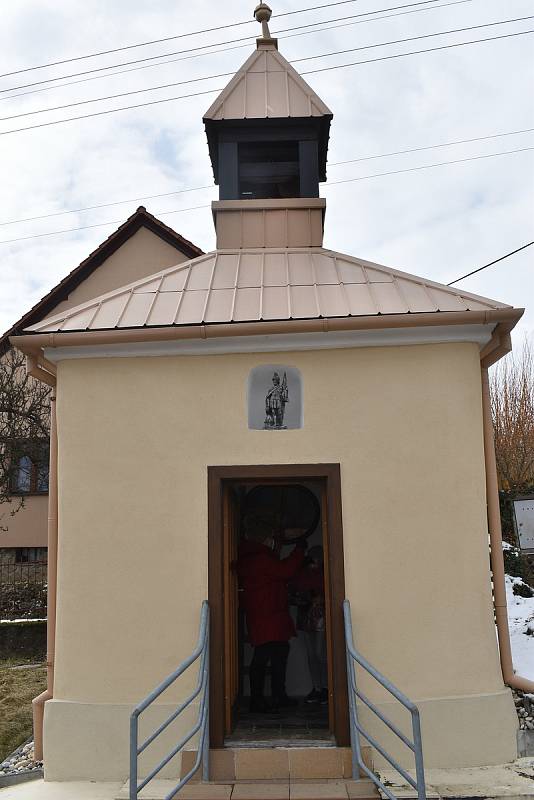 V pondělí přesně v poledne rozeznělo blanenskou místní část Hořice zvonění. Ustalo až po pěti minutách. Místní se připojili k celorepublikové pietní akci a uctili památku lidí, kteří podlehli v uplynulém roce koronaviru.