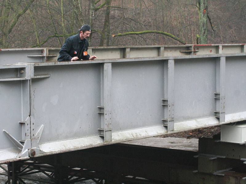 Provizorní most před Šebrovem a řeka Svitava