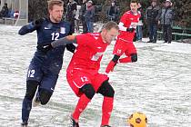 Na tenké sněhové pokrývce se hrálo přípravné fotbalové utkání MFK Vyškov (červené dresy) - FK Blansko. Domácí zvítězili 6:3.