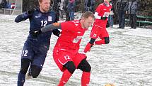 Na tenké sněhové pokrývce se hrálo přípravné fotbalové utkání MFK Vyškov (červené dresy) - FK Blansko. Domácí zvítězili 6:3.