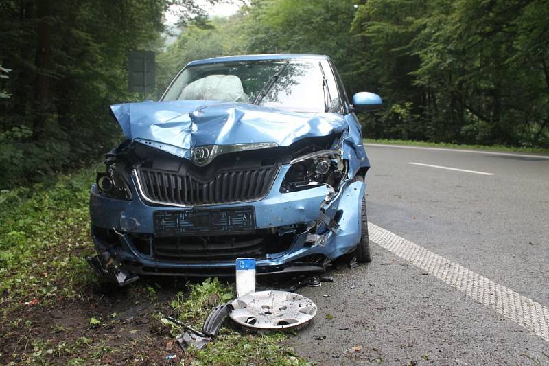 Těžkým zraněným dvaadvacetiletého řidiče skončila čtvrteční dopravní nehoda dvou osobních aut. Ke střetu došlo kolem půl osmé ráno na silnici mezi Blanskem a Šebrovem.