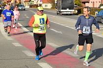 Desítky běžců vyrazily první listopadovou sobotu na trať 34. ročníku Běhu kolem Křetínky.