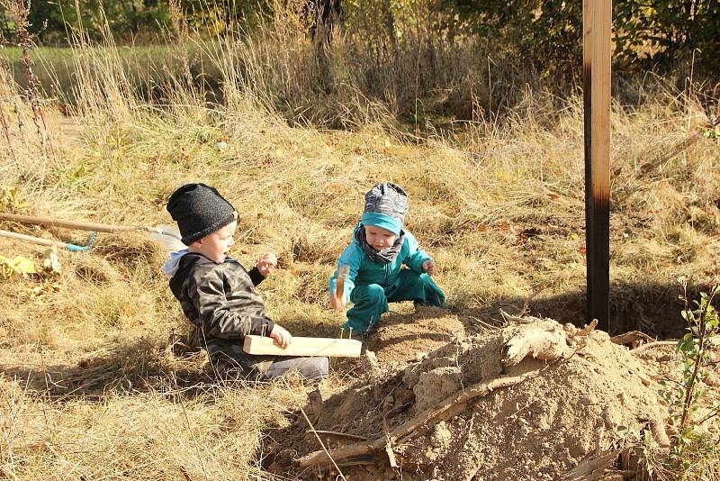 Šestašedesát. Tolik lip vysázeli v sobotu členové sdružení Horizont a dobrovolníci mezi blanenskou Obůrkou a vavřineckou částí Nové Dvory. FOTO: SDRUŽENÍ HORIZONT