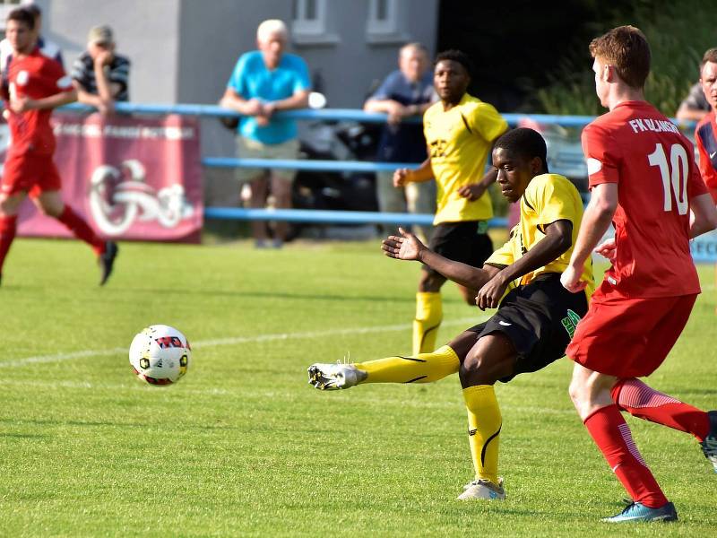 V utkání Moravskoslezské divize D porazili fotbalisté FK Blansko (červené dresy) tým FC Strání 4:2.