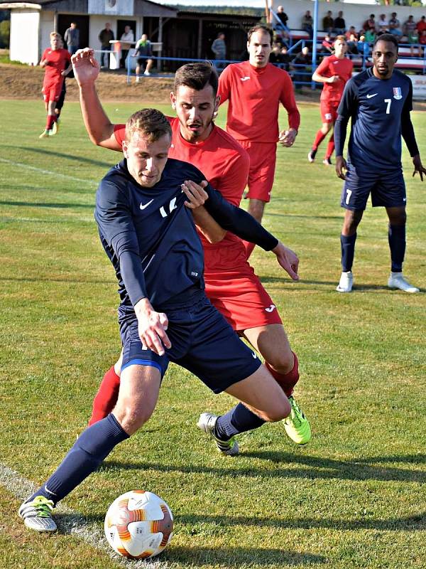 Ve čtvrtém kole D skupiny Moravskoslezské divize vyhráli fotbalisté FK Blansko (modré dresy) ve S