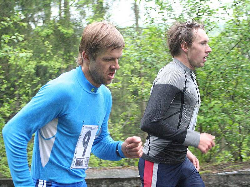 Ve třetím běžeckém závodě Hraběnka cupu ze Skalního Mlýna na Macochu zvítězil bořitovský triatlonista Jan Křenek, který ve finálovém spurtu porazil Leoše Svobodu.