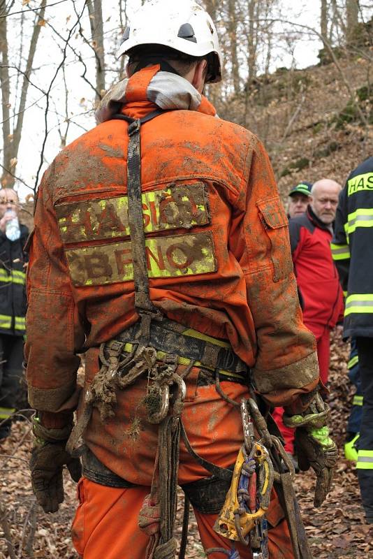 Jeskyňářovu nohu uvěznil v podzemí velký kámen. Hasiči a členové speleologické záchranné služby organizují jeho záchranu.