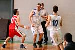 Basketbalisté ASK Blansko (v bílém) zatím v OP II válí. O víkendu vyhráli oba domácí zápasy. V sobotu oplatili béčku Uherského Brodu dosud jedinou porážku v sezoně. V neděli pak v tréninkovém tempu rozstříleli rezervu Kroměříže. (v červeném).