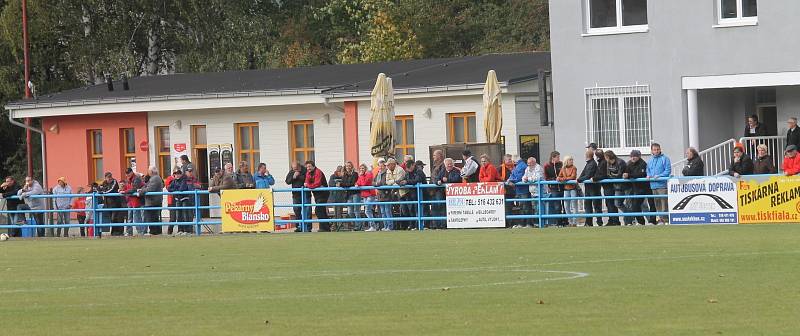 Fotbalisté Blanska porazili Tasovice (ve žlutém) 3:1.