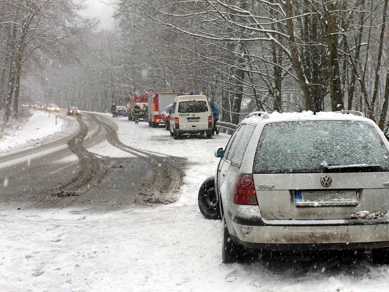  Sedmadvacetiletý muž nezvládl v úterý před polednem jízdu na silnici pokryté rozbředlým sněhem. V úseku mezi Novohradským tunelem a Šebrovem dostal v levotočivé zatáčce smyk a se svým Volkswagenem Golfem vjel do řeky Svitavy. 