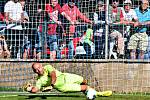 Po vítězství nad Sigmou Olomouc B (červené dresy) 3:1 se fotbalisté Blanska vyhoupli do čela tabulky Moravskoslezské ligy. Foto: Josef Kratochvíl