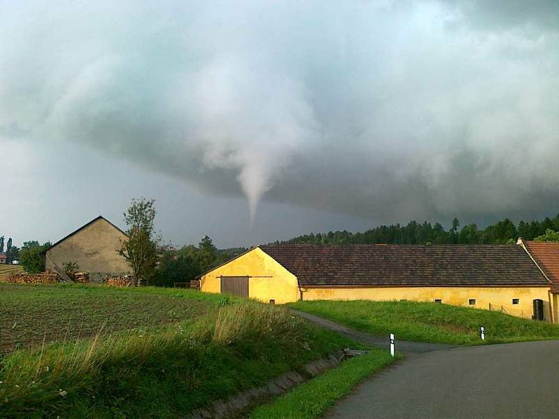 Před jedenácti lety profouklo tornádo také Olešnici na Blanensku. Ničilo střechy.