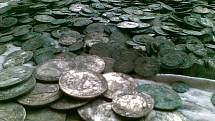 Sběratelská cena mincí z 15. až 17. století se odhaduje na asi 1,1 milionu korun, historická hodnota je mnohem vyšší.