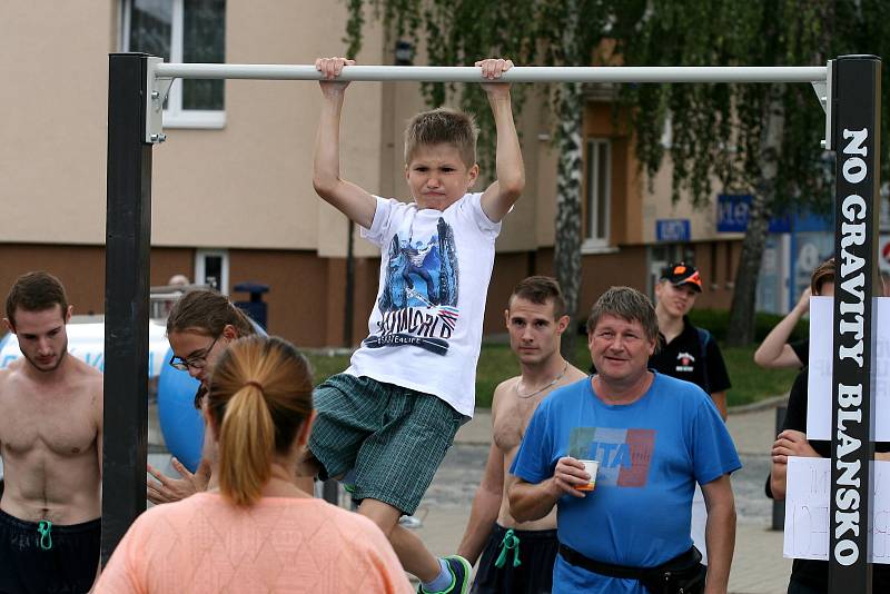 V Blansku dělali shyby na hrazdách. A pomohli postiženým dětem.