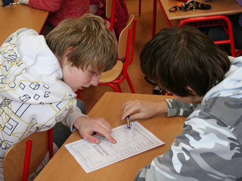 Žáci 9. B Základní školy Edvarda Beneše v Lysicích oznámkovali práci tamních radních. Podle školáků prospěli s vyznamenáním.