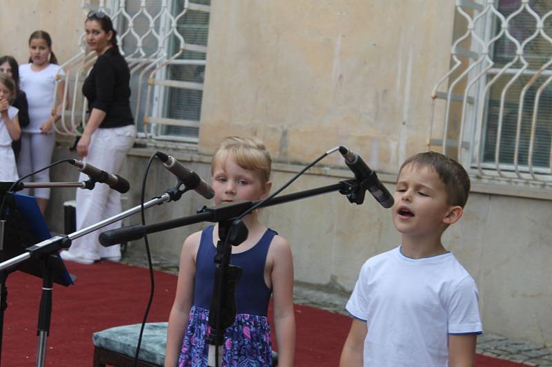 Děti z přípravných oborů Základní umělecké školy v Blansku v úterý odpoledne před školou tančily a zpívaly. Při příležitosti mezinárodního Dne hudby.