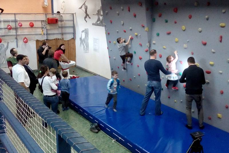 Adamovští mají v městském klubu mládeže novou lezeckou stěnu.
