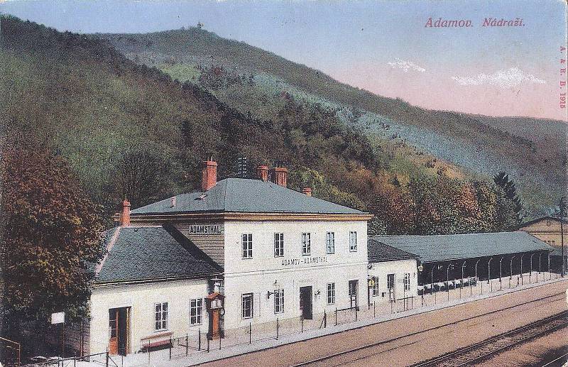 Dobový vzhled adamovského nádraží zachycený na pohlednici z roku 1915 od brněnského nakladatelství Ascher & Redlich.
