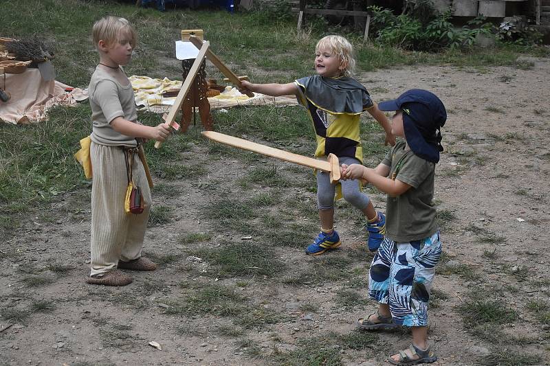 Nový hrad poblíž Adamova láká na tradiční jarmark. Nadšenci ukazují dobové zbraně.