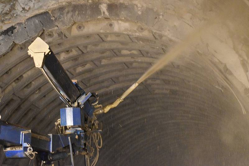 Pod Novým hradem rozšiřují původní tunel. Na skálu použijí také trhavinu.