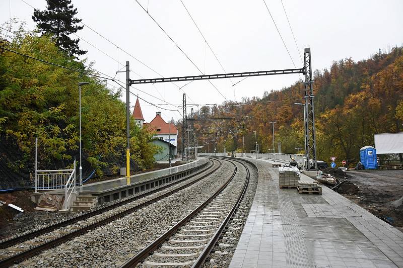 Rekonstrukce železničního koridoru mezi Brnem a Blanskem pokračuje podle plánu. Vlaky tam začnou po roční výluce opět jezdit od 11. prosince. Na snímku úsek Bílovice a Babice nad Svitavou.