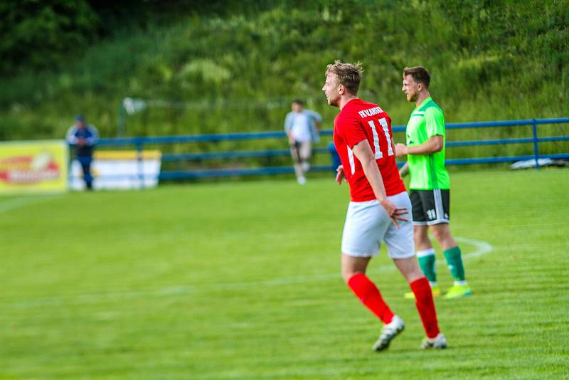 Blanenští fotbalisté (v červených dresech) v úvodním přípravném duelu zdolali rovněž třetiligovou Vrchovinu 2:1.