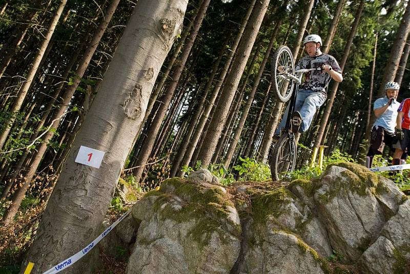 S vítězstvím Václava Koláře na sobotním čtvrtém závodu Mistrovství České republiky se tak trochu dalo počítat. Že ale biketrialista Kolář své soupeře takto vyškolí, to asi nečekal nikdo. 