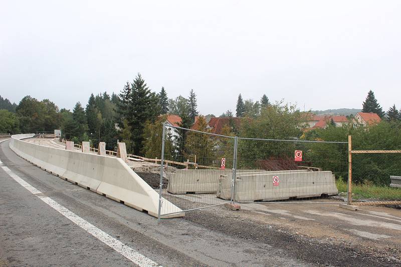 Kvůli opravovanému mostu na silnici I/43 musí řidiči jezdit přes Černou Horu.
