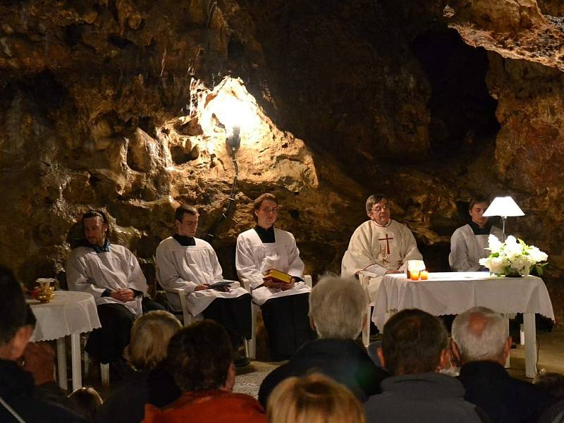 Císařská jeskyně v Moravském krasu, označovaná jako Moravské Lurdy, se v sobotu opět zaplnila věřícími. Konala se tu třináctá obnovená pouť do této části podzemí, jíž se účastnilo několik stovek věřících.