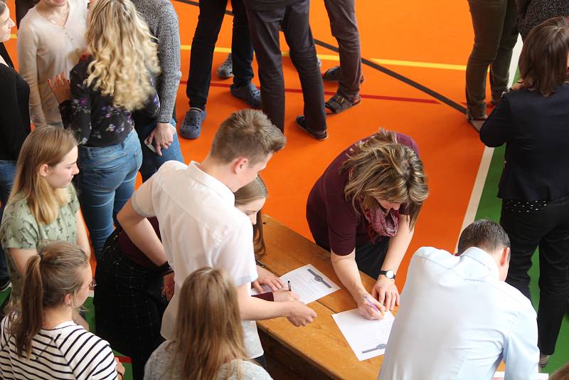 Studenti blanenského gymnázia se připojili ke stávce Vyjdi ven.