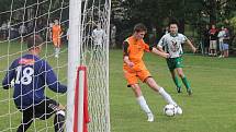 Fotbalisté FK Blansko (v oranžovém) porazili v přípravě Rájec-Jetřebí 4:0.