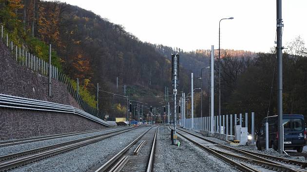 Rekonstrukce železničního koridoru mezi Brnem a Blanskem pokračuje podle plánu. Vlaky tam začnou po roční výluce opět jezdit od 11. prosince. Na snímku nádraží v Adamově.