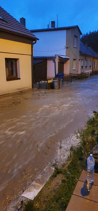 Strach mají lidé z Velké Roudky na Blanensku, kde v pondělí ráno po dvou týdnech znovu udeřila po přívalovém lijáku blesková povodeň. Ta byla menší než blesková povodeň 13. června, přesto voda z polí opět zaplavila sklepy, dvory a zahrady.