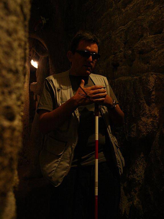 Jan Pavlíček provází v jeskyni se slepeckou holí