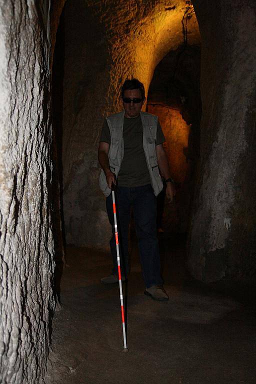 Jan Pavlíček provází v jeskyni se slepeckou holí