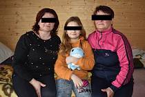 V Suchém ubytovali první uprchlíky v tamním kempu. Místní nosí jídlo i pastelky. Na snímku rodina ze Zakarpatské oblasti na západní Ukrajině.