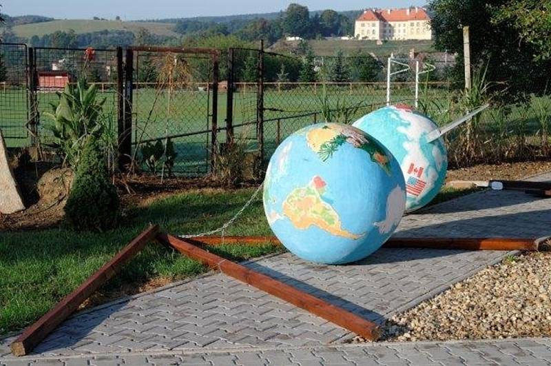 V Kunštátě nová školní zahrada nevydržela ani půl roku. O víkendu ji zdemoloval neznámý vandal. Zničil tím několikaměsíční práci dětí.